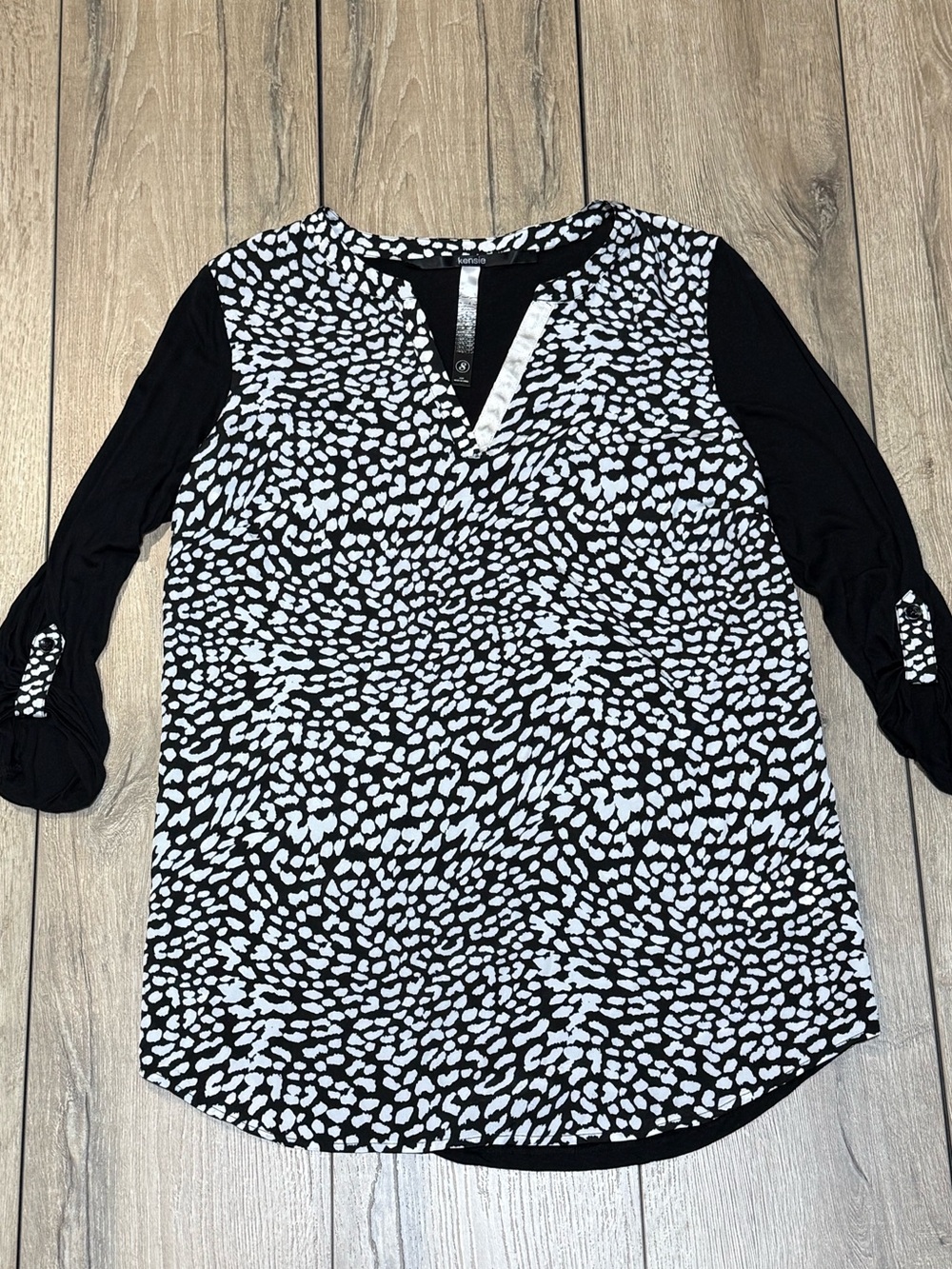 Kensie Animal Print Blouse Black White Relaxed V Neck Roll Tab 3/4 Sleeve Small - Picture 4 of 15